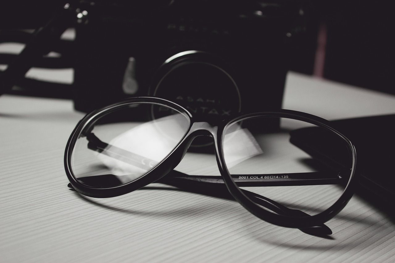 Soczewki kontaktowe vs okulary - która opcja jest dla Ciebie najlepsza?